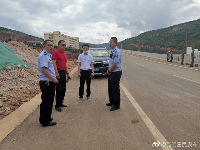 富民县领导带队深入东散公路开展道路交通安全隐患清查