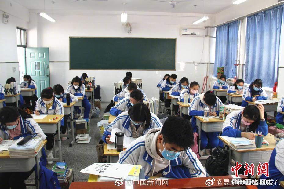 两办：学生经努力完不成作业也应按时就寝