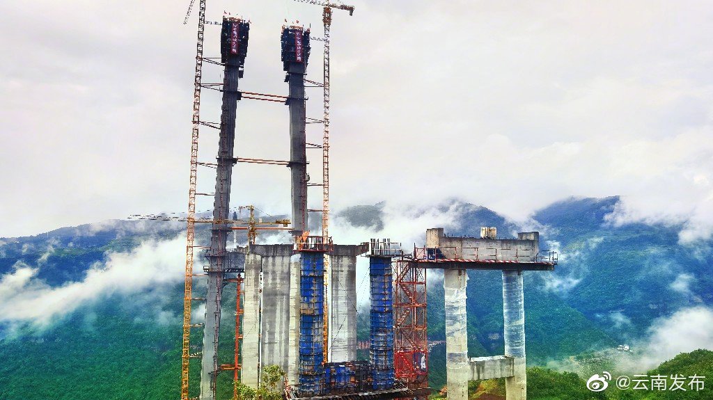 提前半年！云南永大高速江底河特大桥索塔封顶