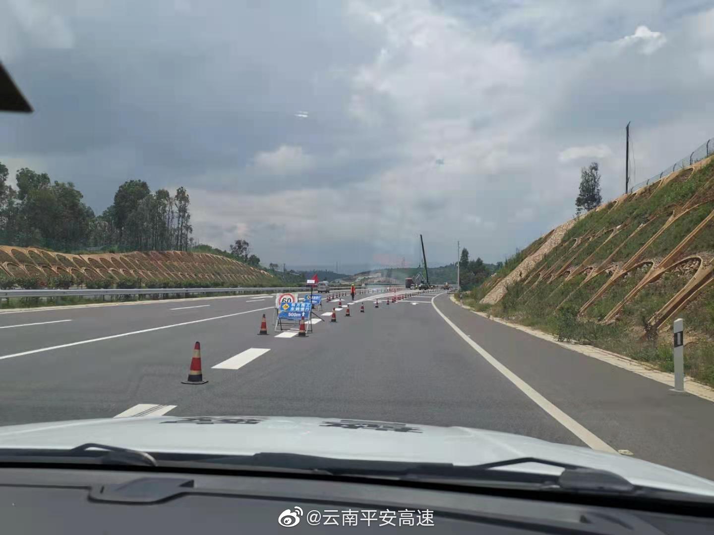 昆玉高速余家海立交正在安装指示牌施工