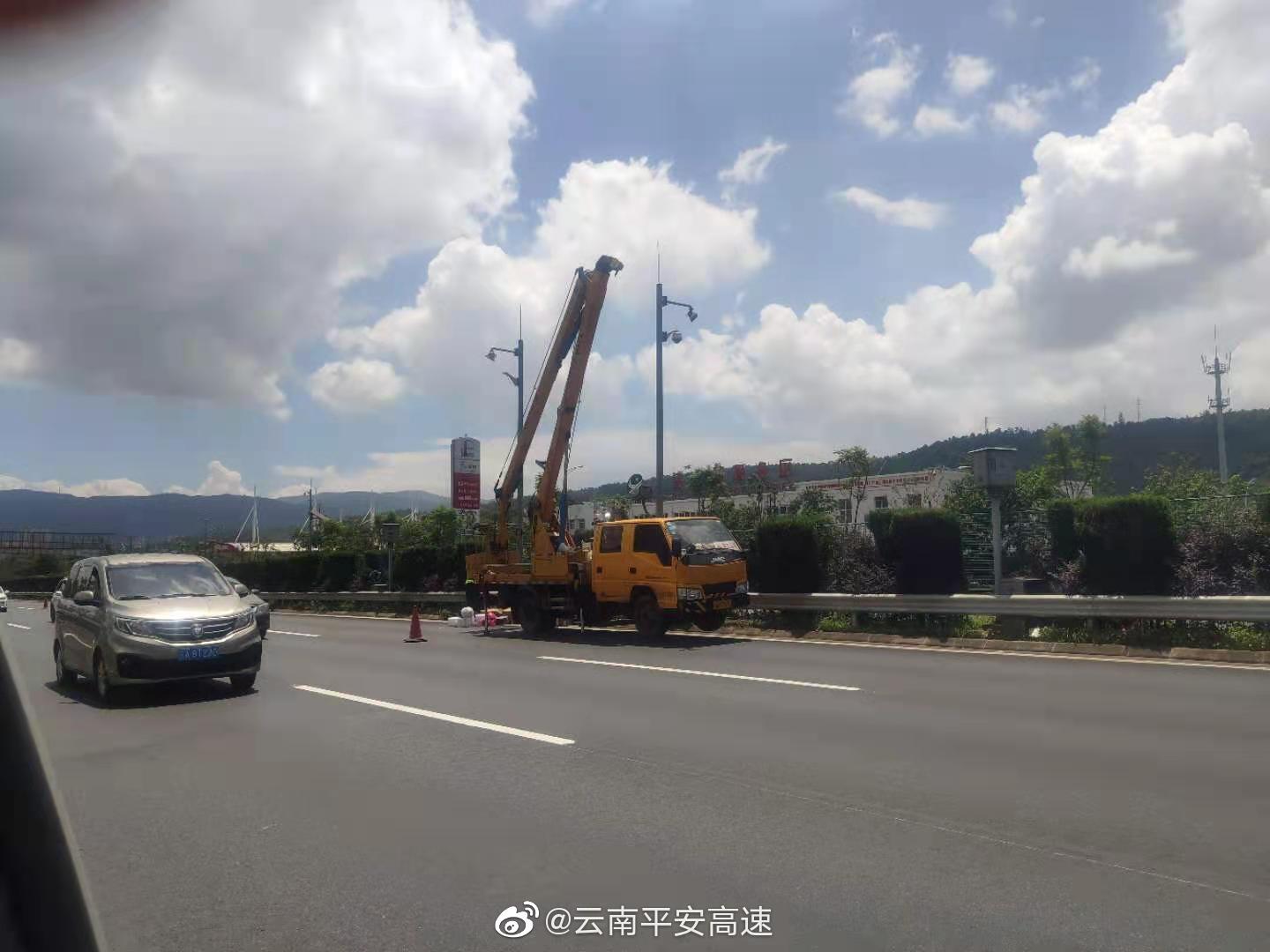 昆楚高速楚雄方向读书铺服务区更换中央隔离栏