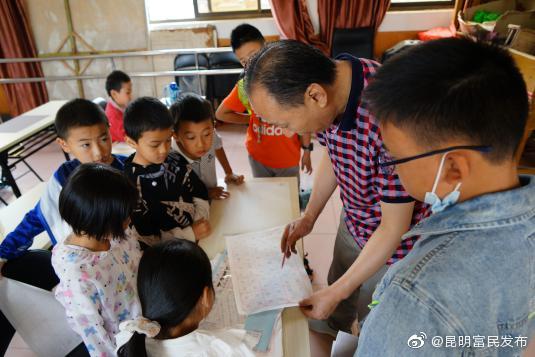 认识中国字、写好中国字富民县文化馆举办暑假少儿书法培训班