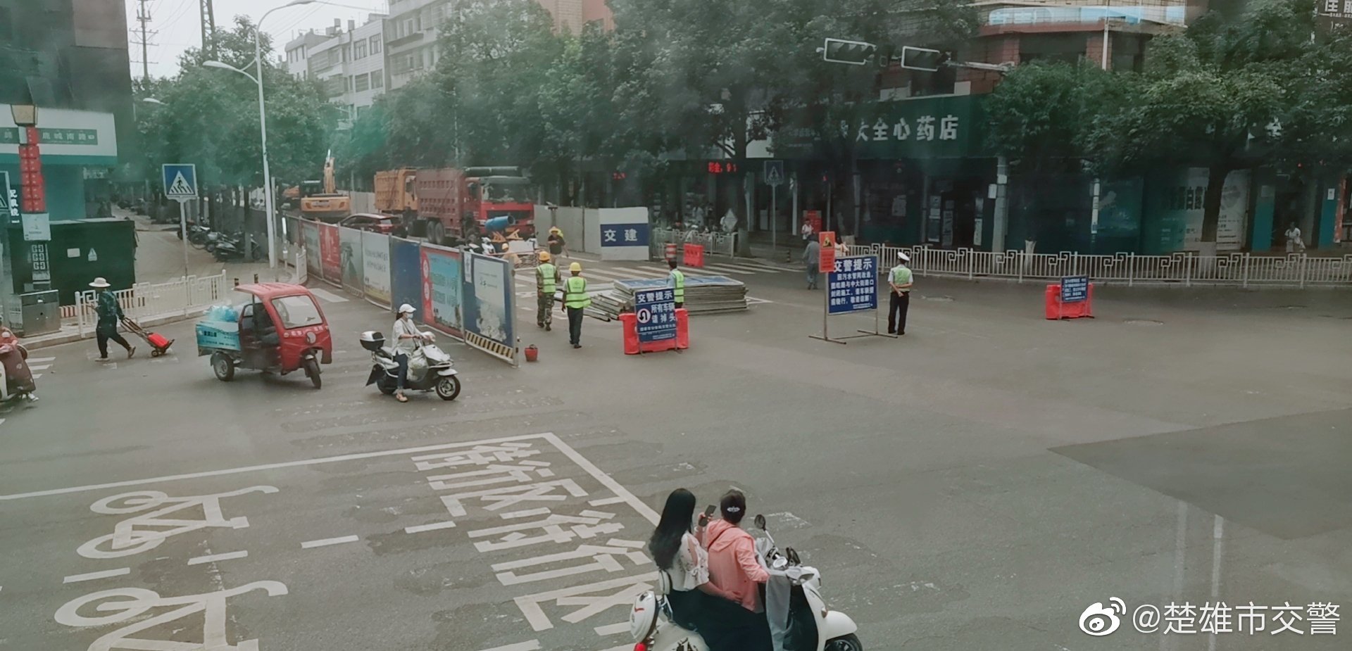 鹿城南路中大街交叉口雨污管网围挡施工