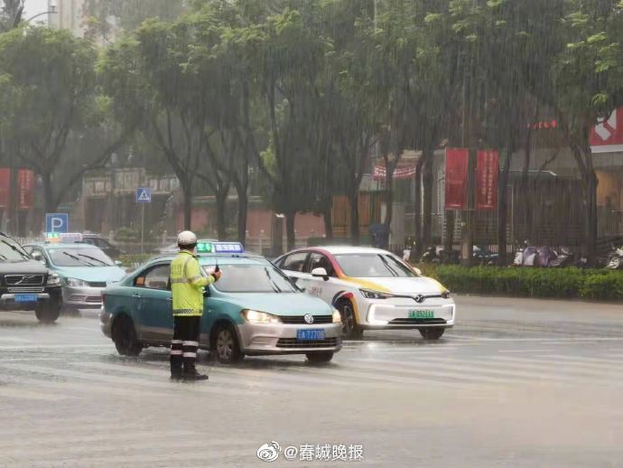 昆明有16个淹积水点车辆通行缓慢
