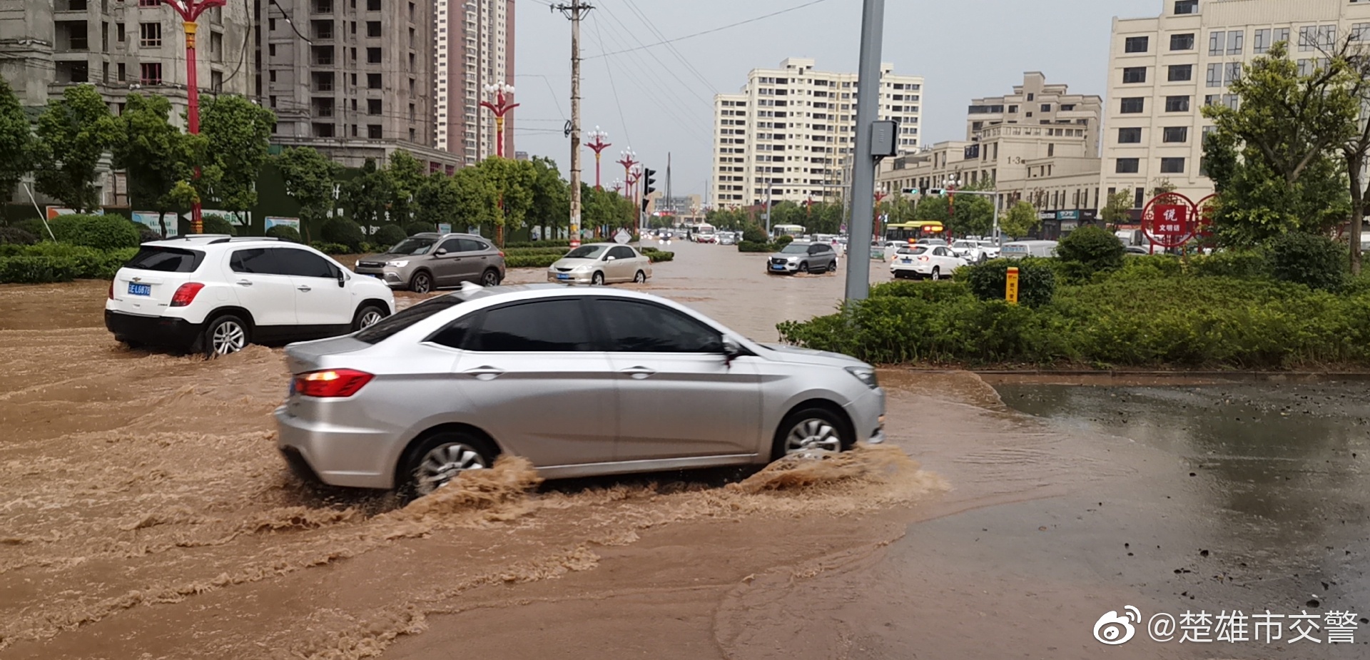 18：35雄宝路栗子园至彝海南路路段积水