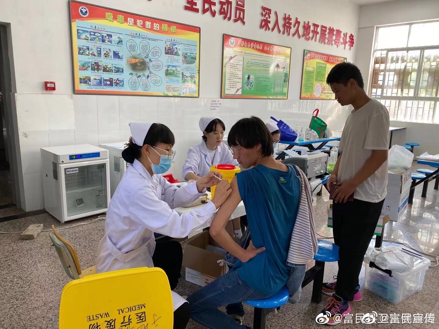 新冠疫苗接种进校园 构筑校园健康防护线