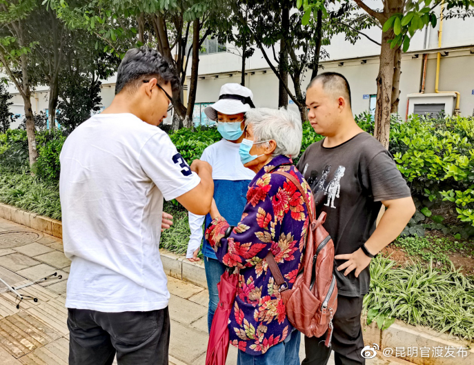 下沉网格 服务于民 凤凰山社区网格员暖心护送迷路老人回家