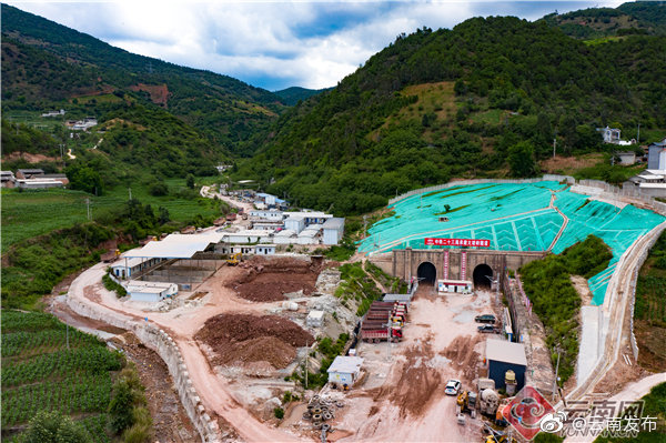 冲出地震带！大瑞铁路大坡岭隧道贯通