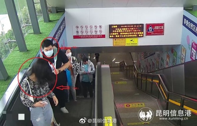 昆明地铁现偷拍裙底“变态男” 警方：已抓获拘5日