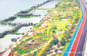 彩色环湖路 现草海东岸