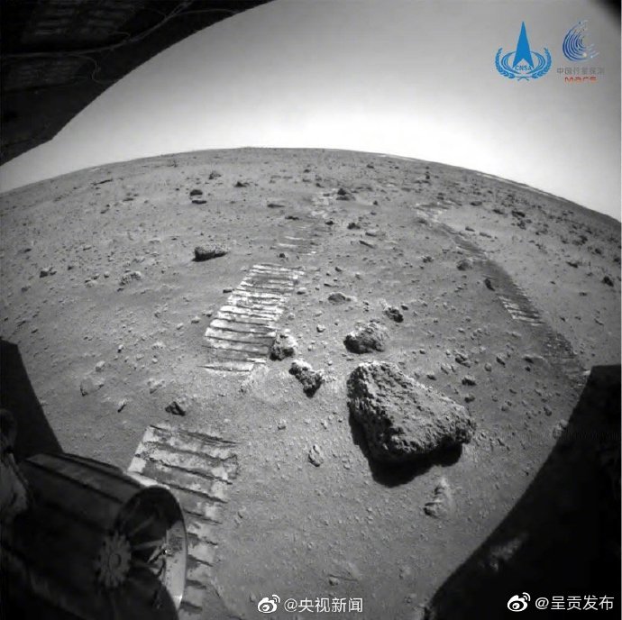 穿越复杂地形！相机拍到祝融号越过石块后照片