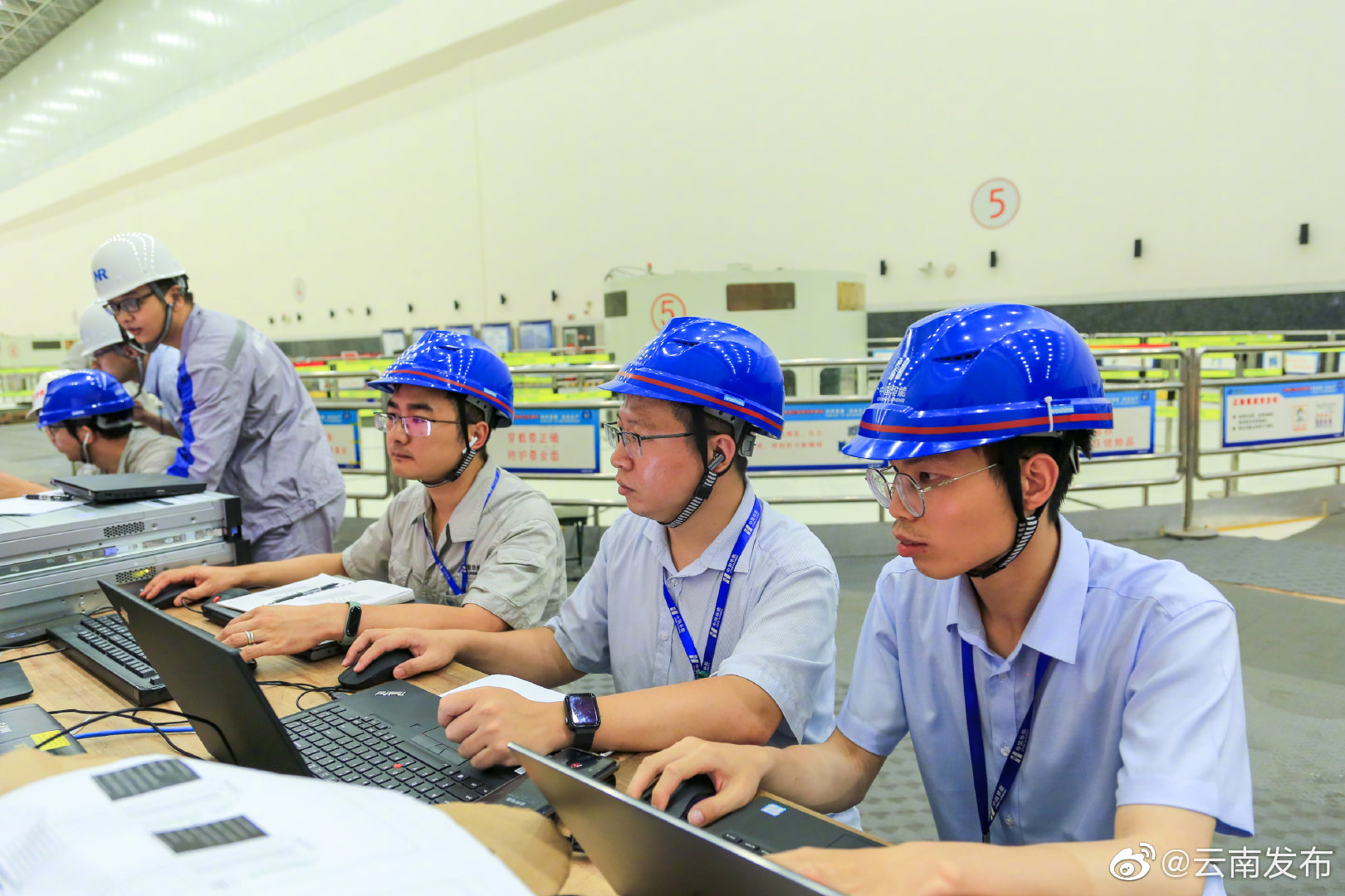 全国首台700兆瓦水电机组国产计算机监控系统在小湾电厂投运