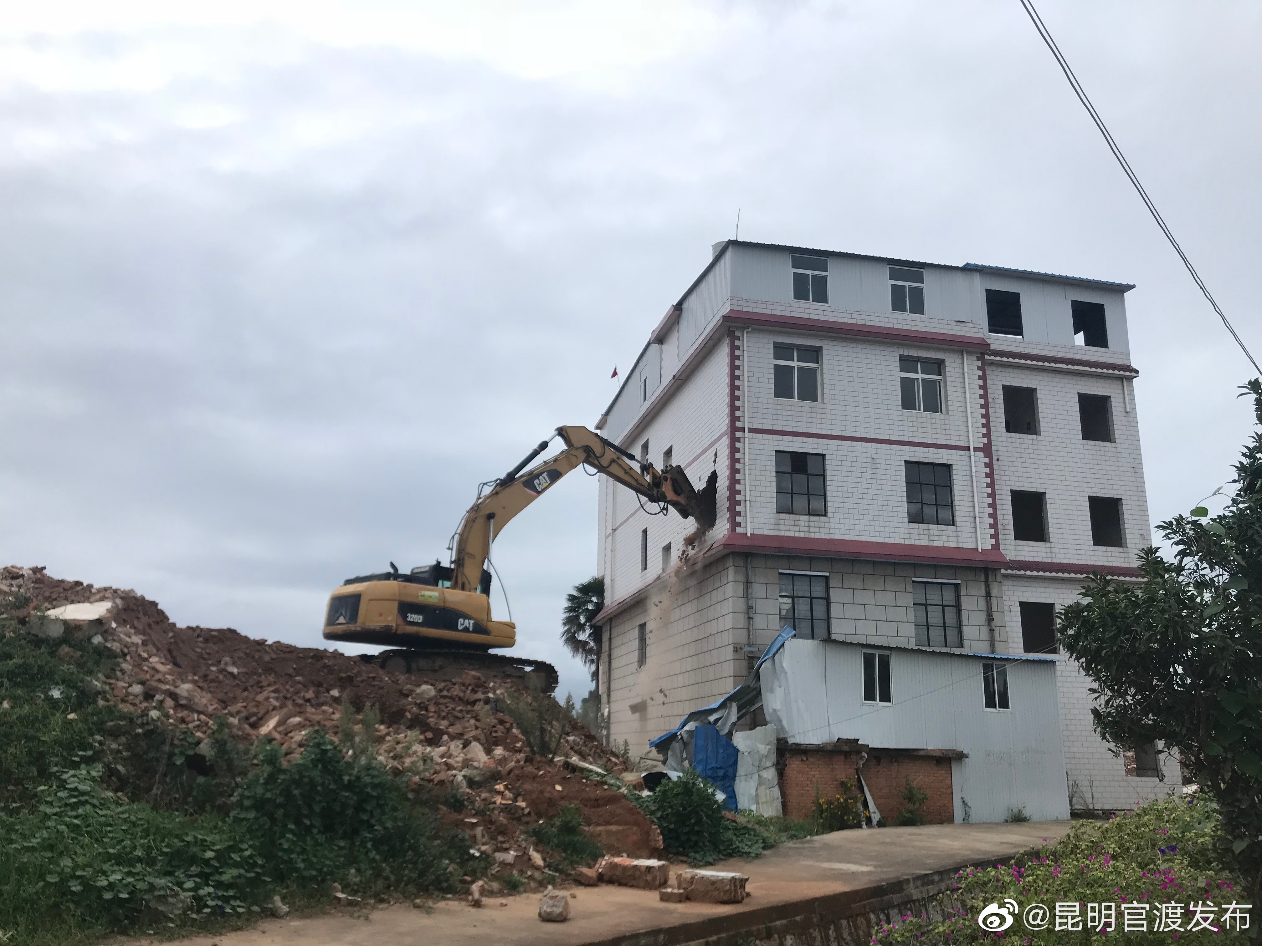 官渡区依法依规拆除滇池一级保护区内两栋民房