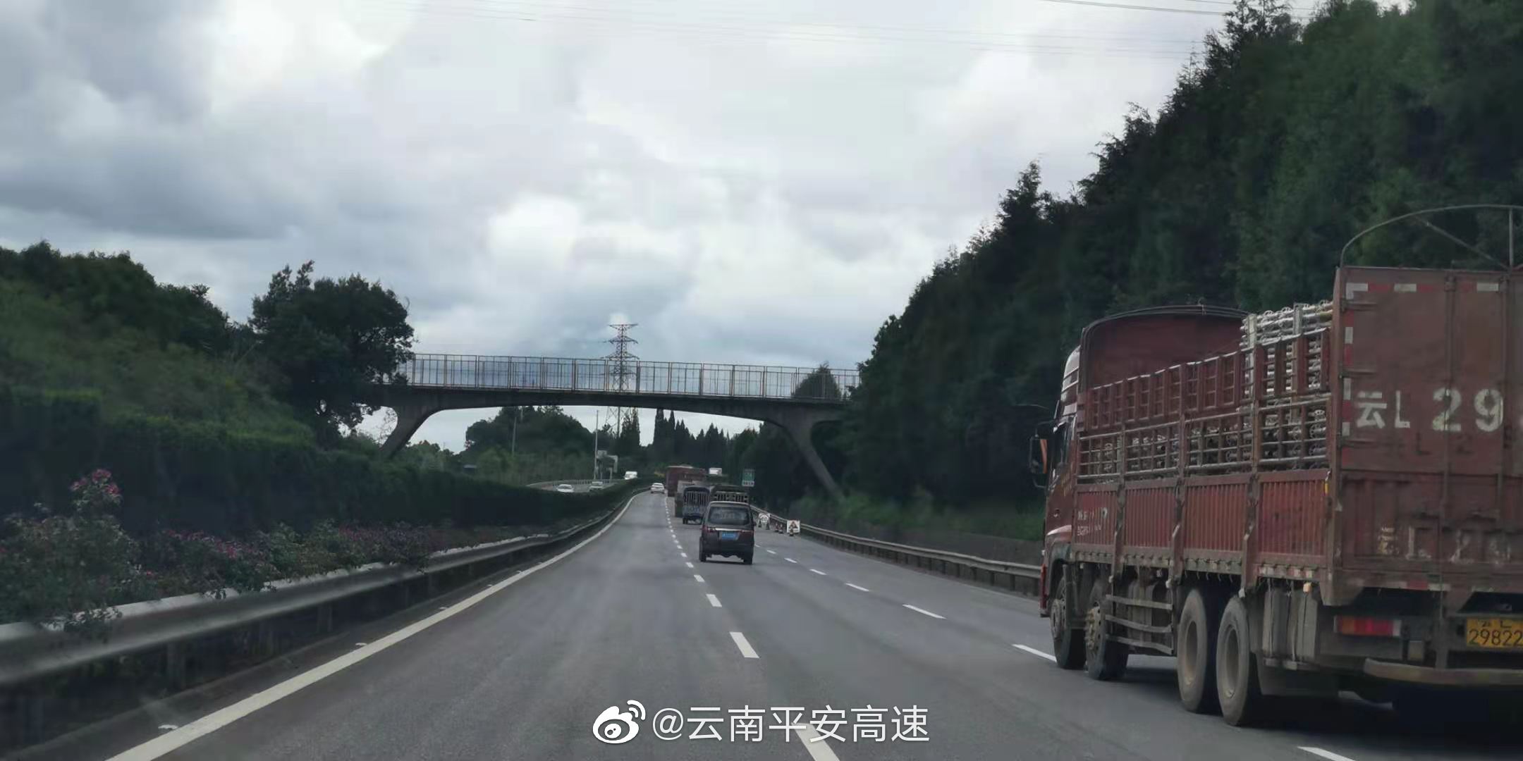 昆楚高速楚雄方向k2280~2281占右侧车道绿化养护施工