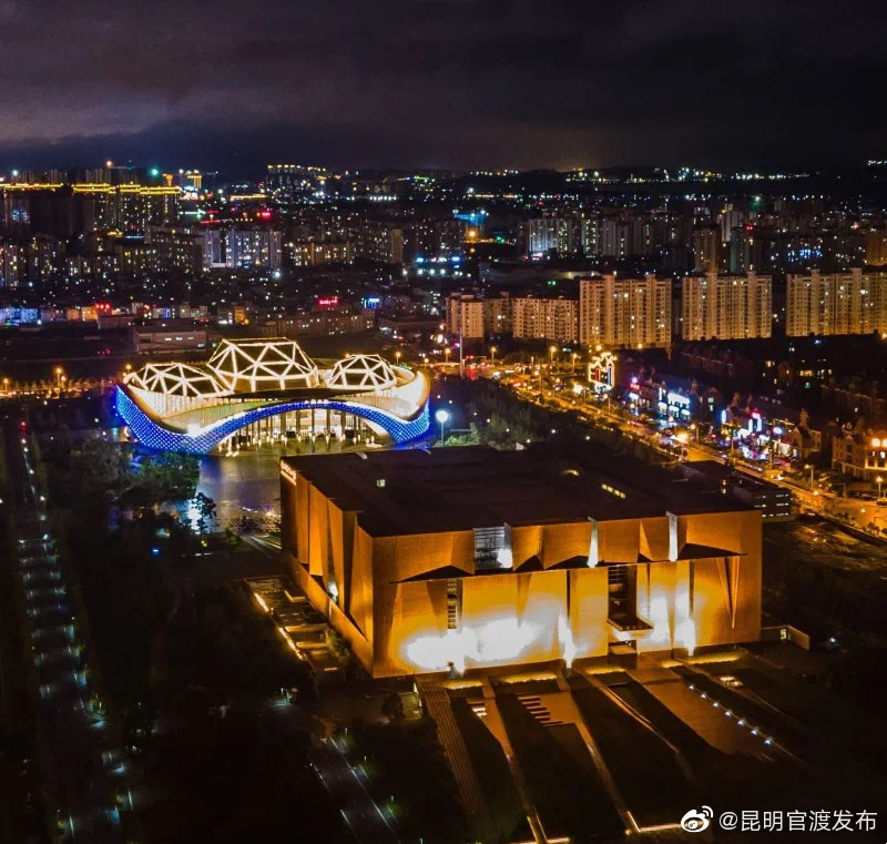 夜幕中熠熠生辉的云南大剧院