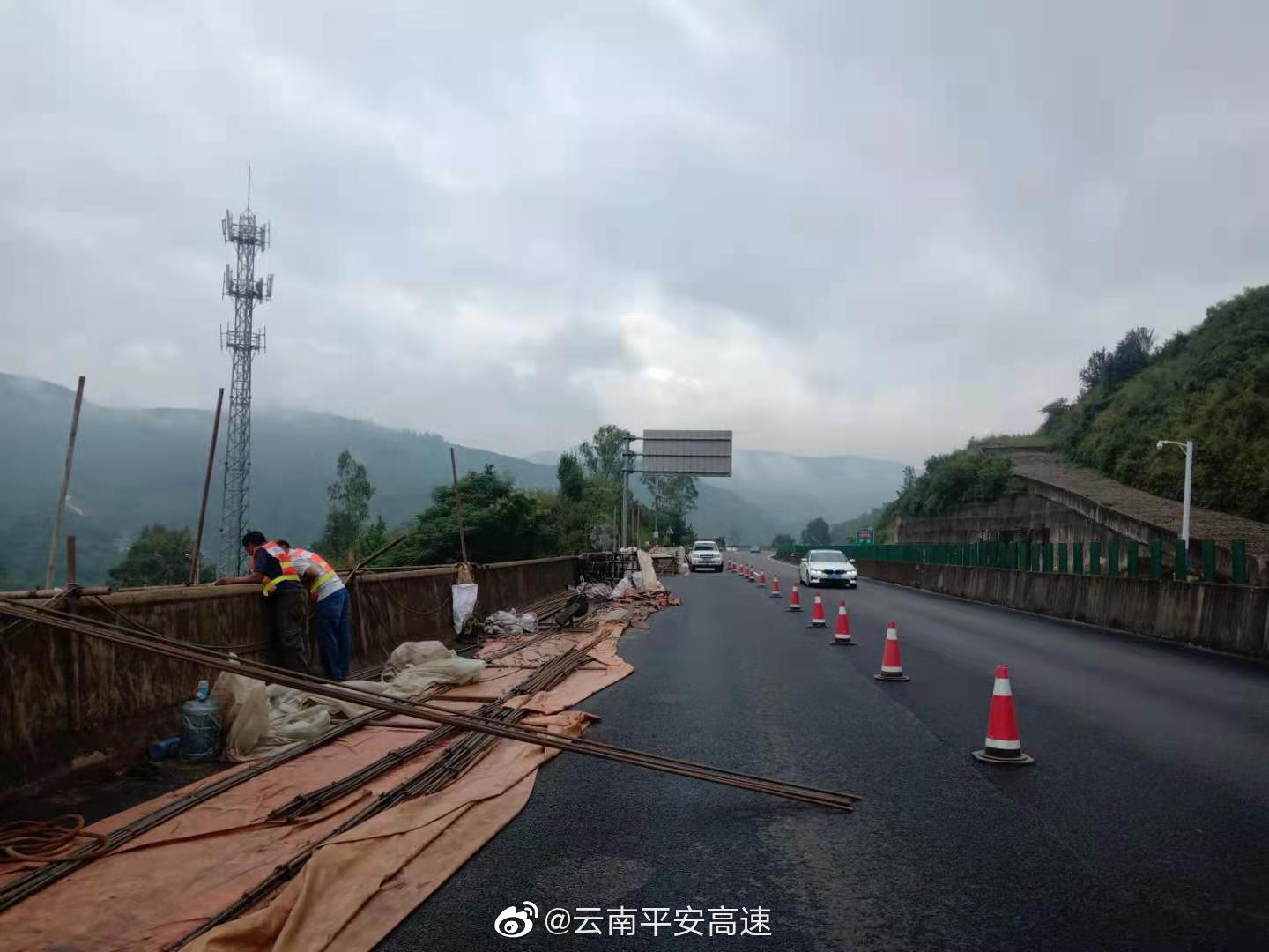 昆武高速武定方向K2673+400处占用右侧车道和应急车道施工