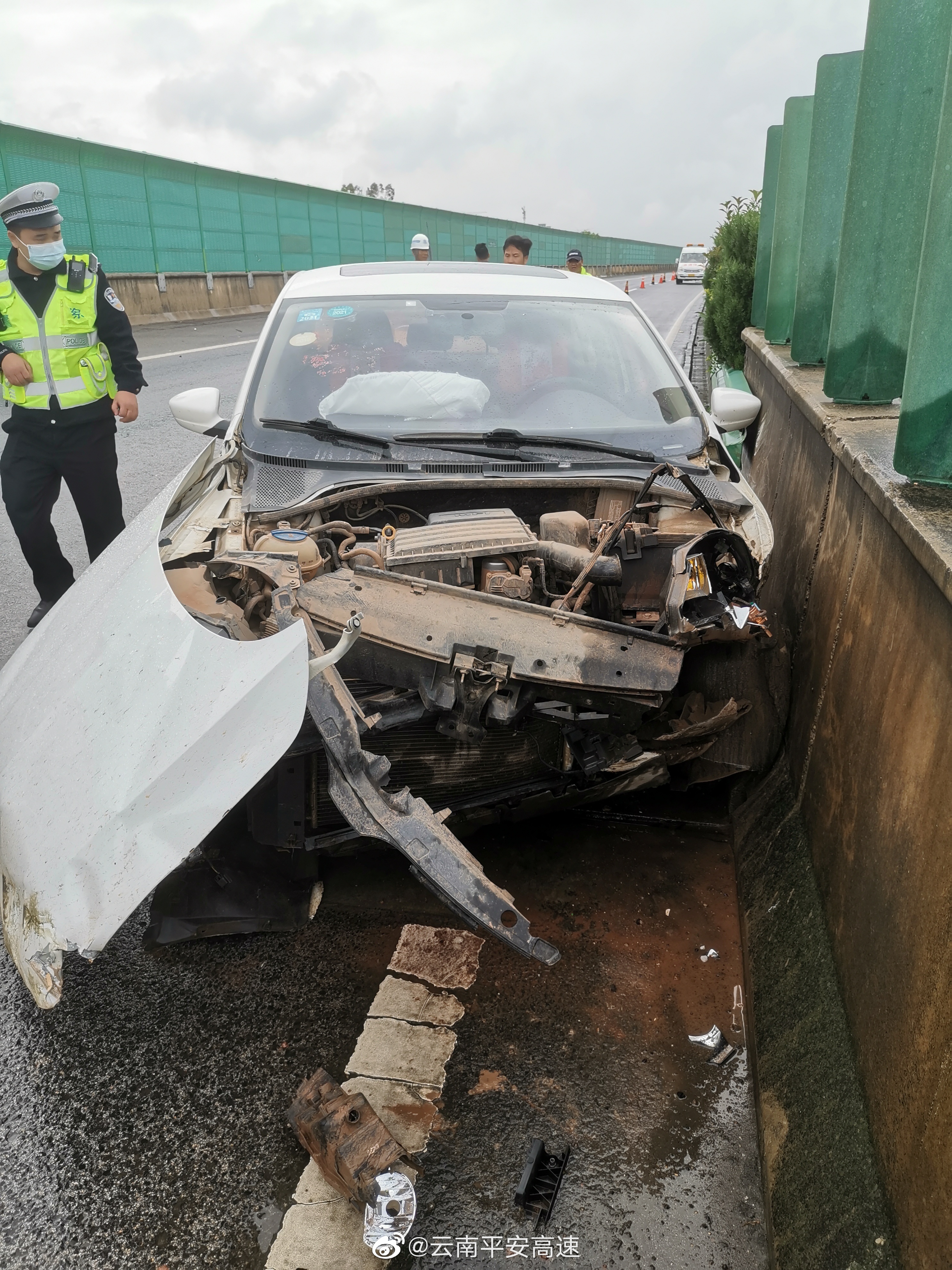 昆石高速石林至昆明方向清水沟路段(k1805+000)发生的交通事故已处理完毕