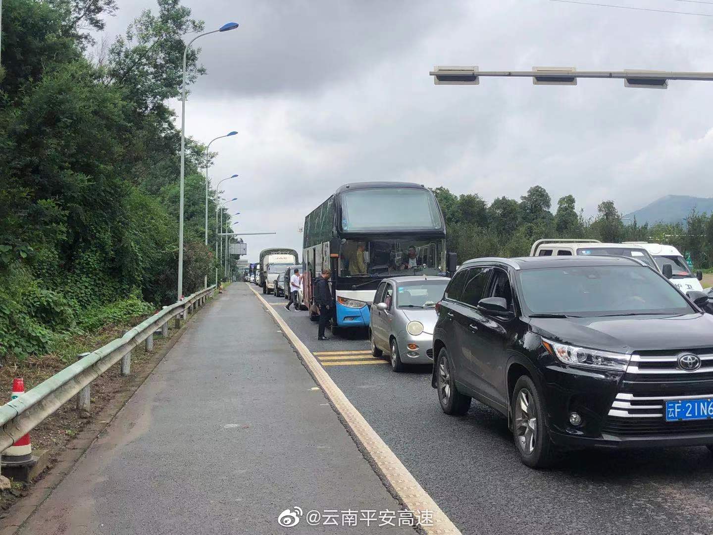 昆楚高速昆明方向碧鸡关隧道内的交通事故已处置完毕