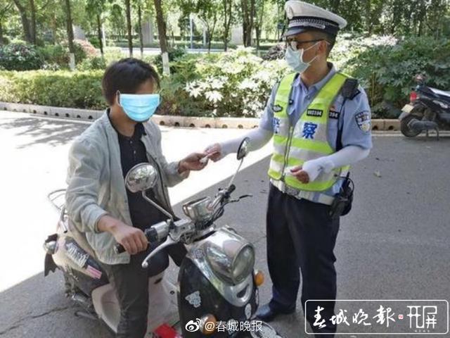 在昆明骑共享助力车需佩戴头盔