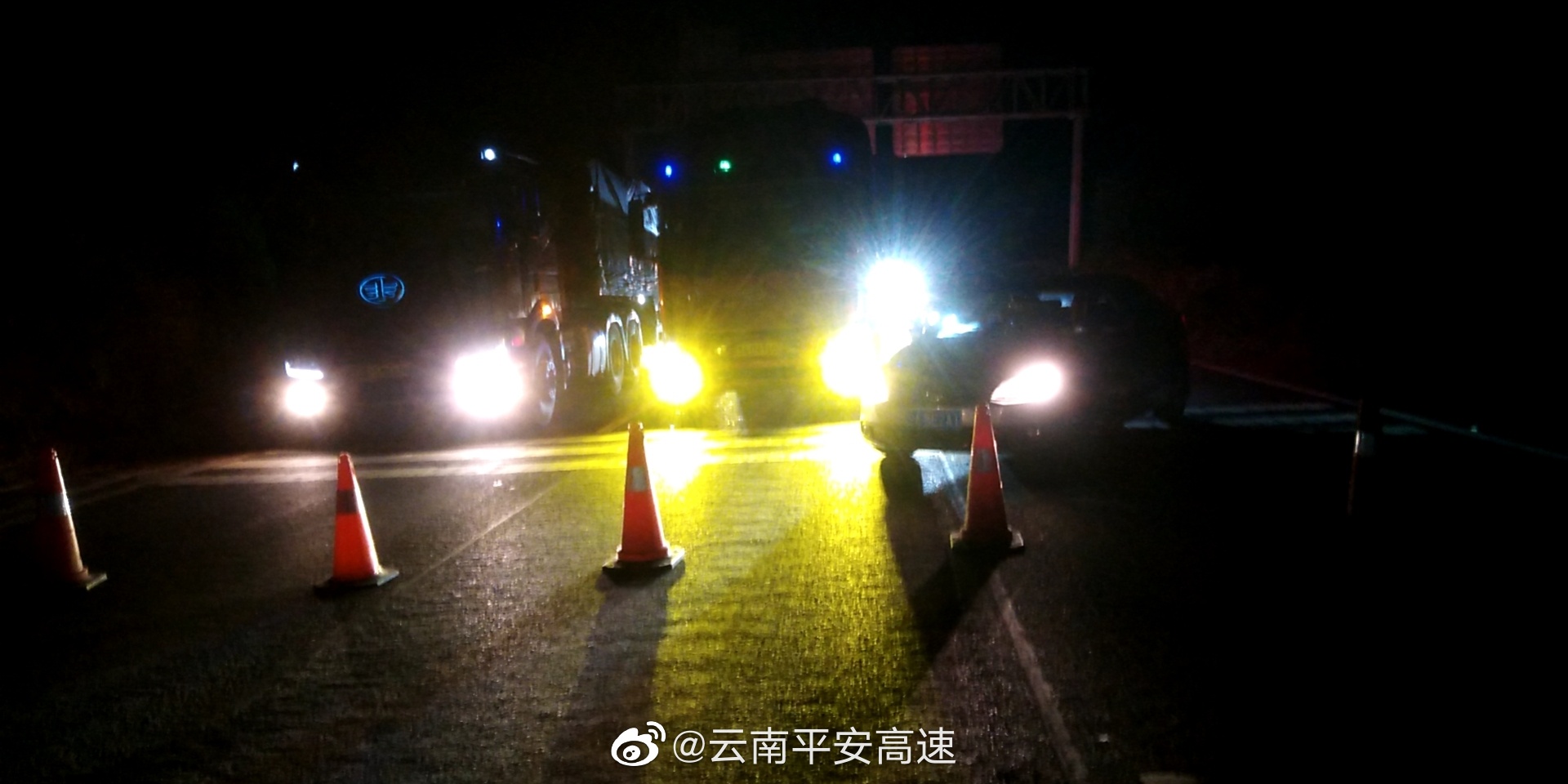 昆曲高速曲靖方向昌隆铺路段发生一起交通事故