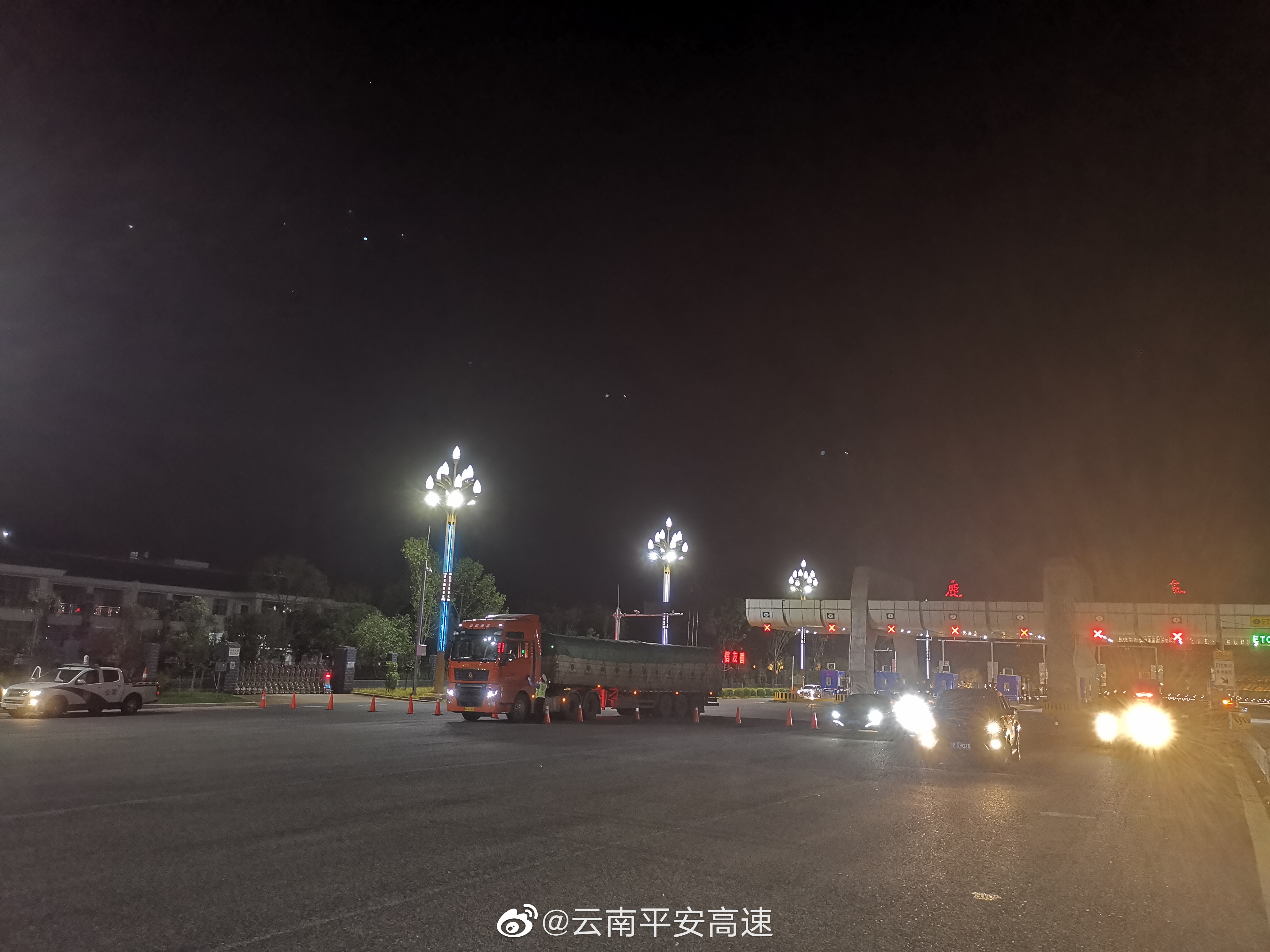 昆石高速昆明方向k1798宜良收费站入口出路段发生事故