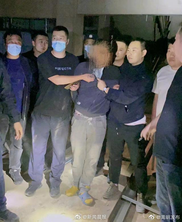 内蒙古赤峰一男子掐死前妻后藏尸冰柜，搜捕民警在工地脚手架上发现嫌犯