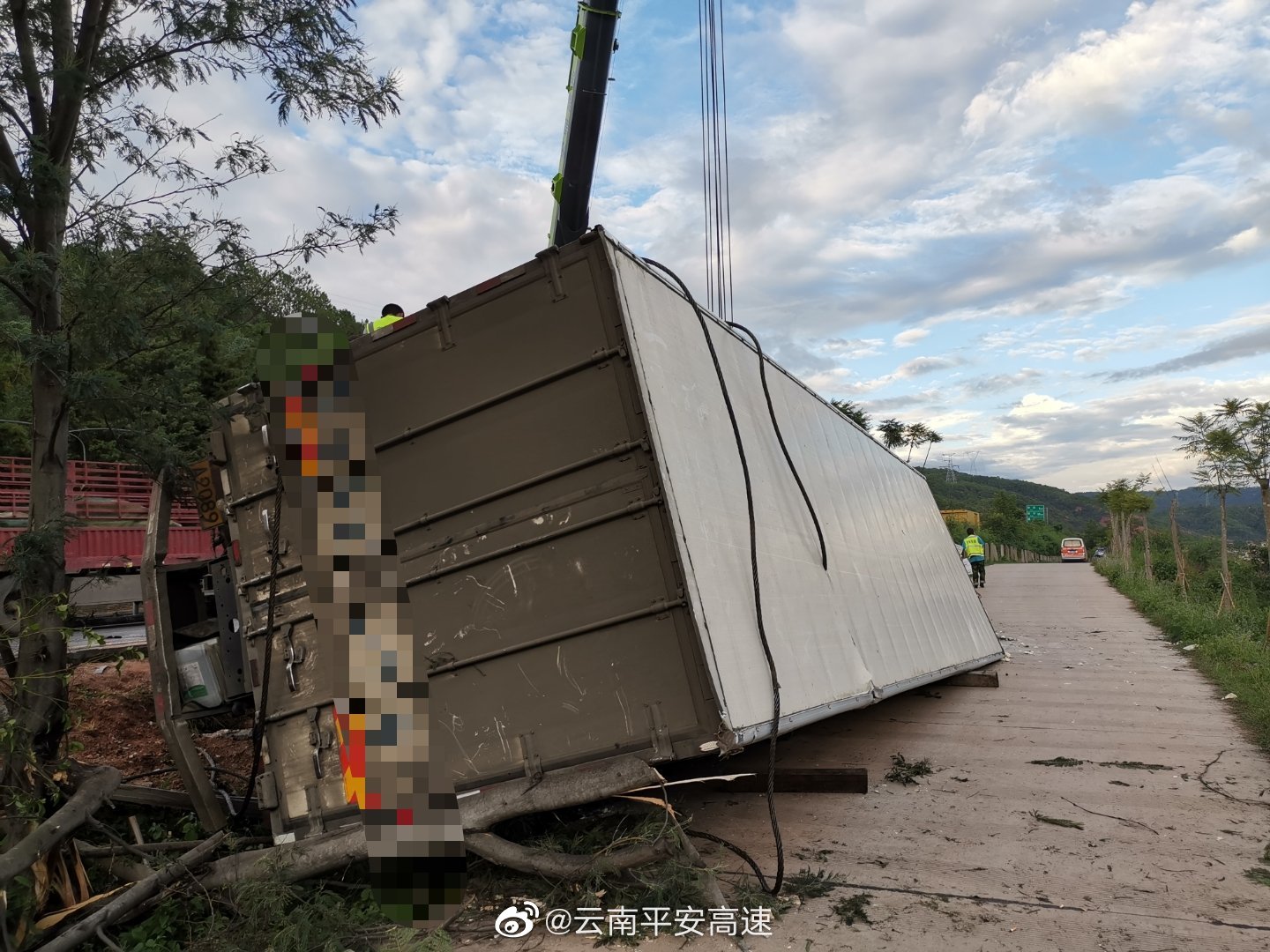 昆楚高速昆明方向云甸与大平地之间大货车侧翻，事故现场正在施救