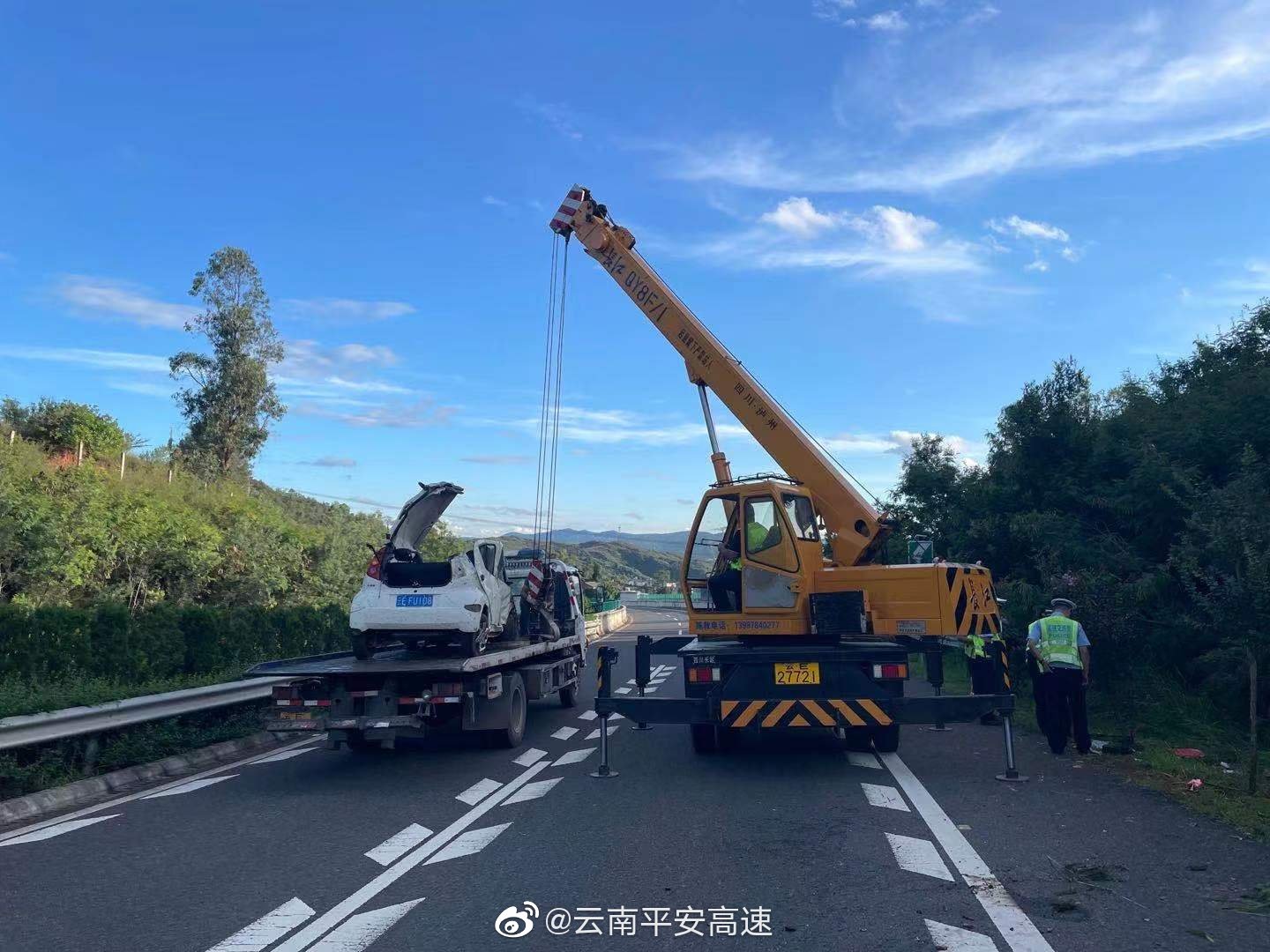 楚广高速广通至腰站街收费站之间发生的事故现场撤除