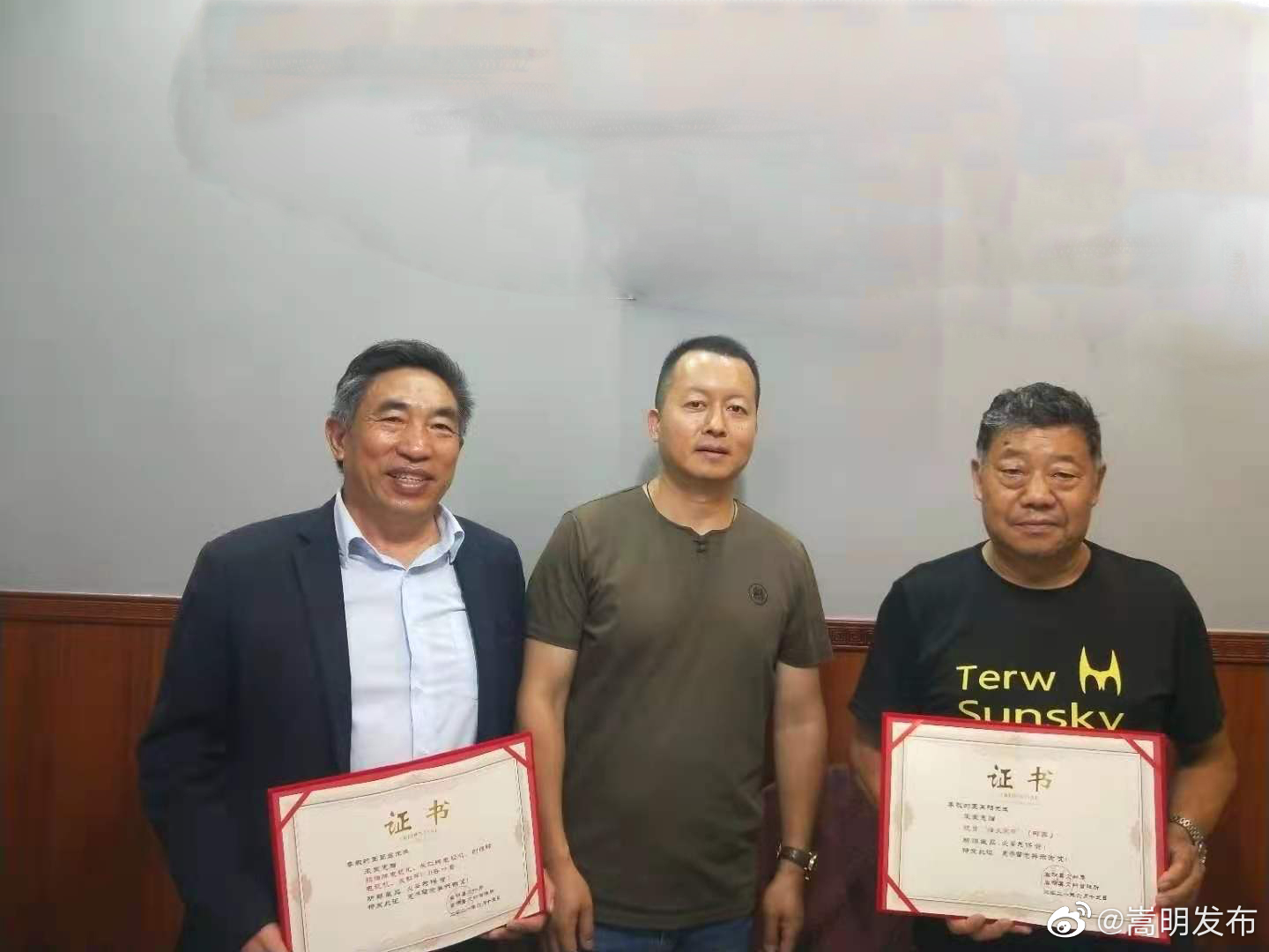 王正宏、王再阳先生向我县文物局、文物管理所进行无偿捐赠