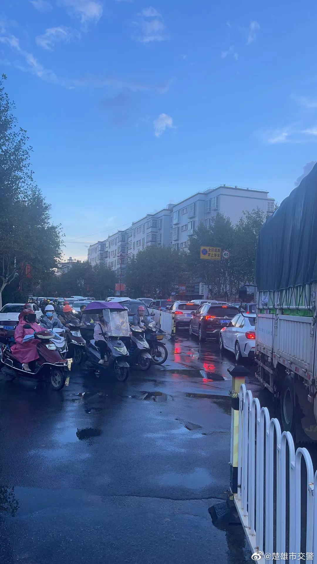 周末晚高峰小河口持续车多缓行