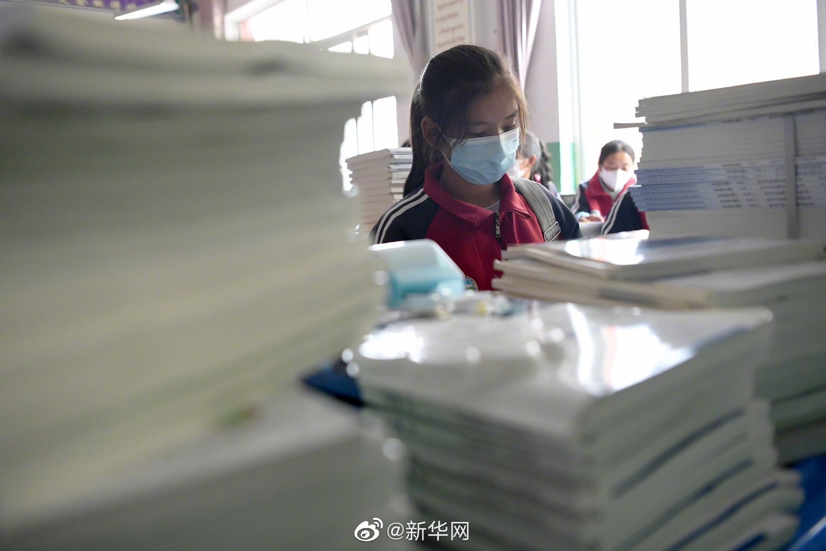 广州：小学教材有异味 整批次回收更换