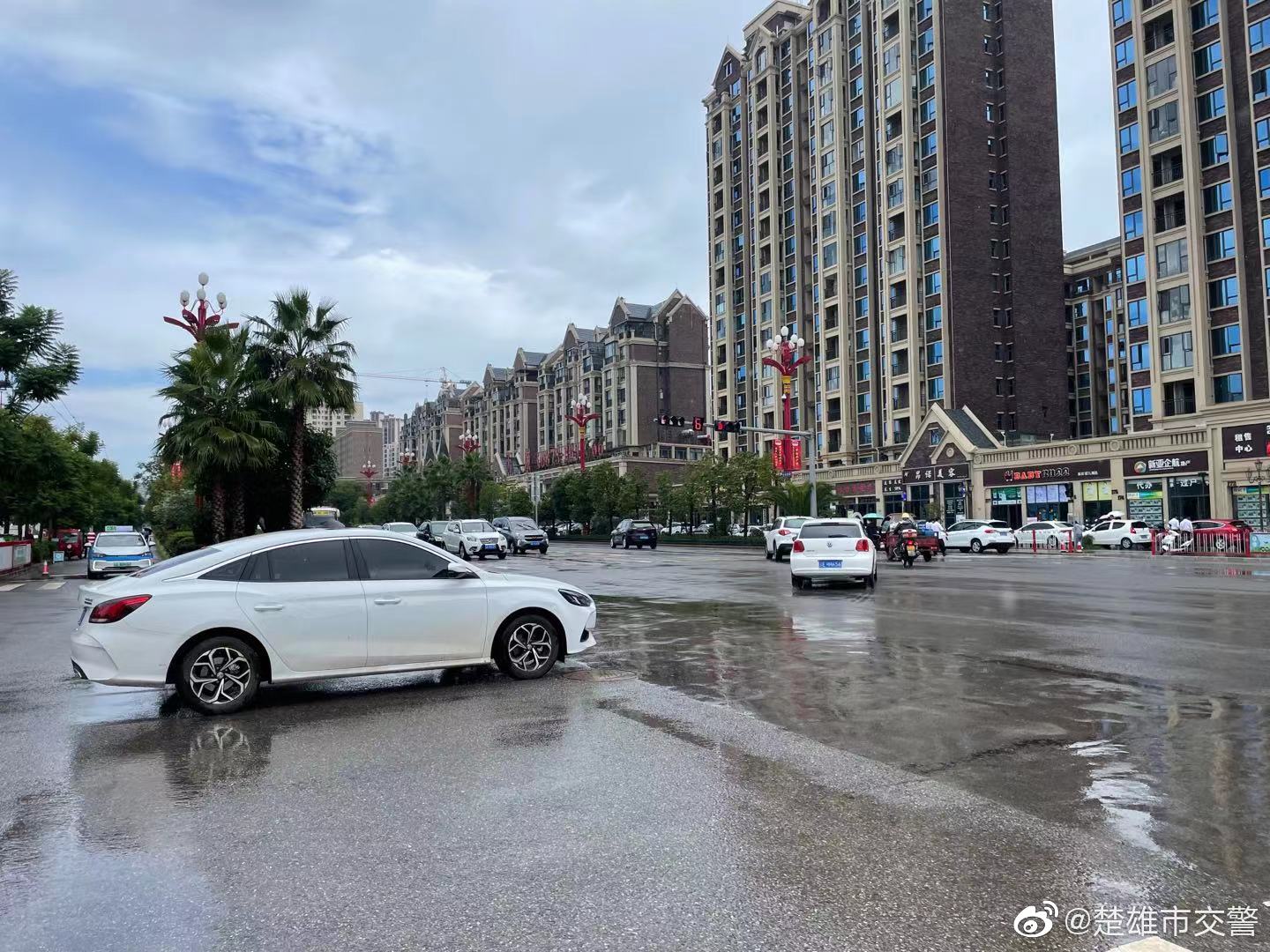 市便民服务中心外瑞东路与自强路交通信号灯已亮