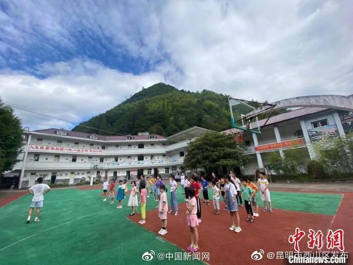 儿童每天接触户外自然光不少于1小时