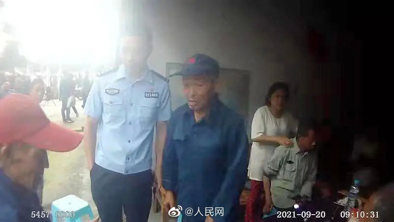 街头掏耳朵乘人不备藏进耳结石