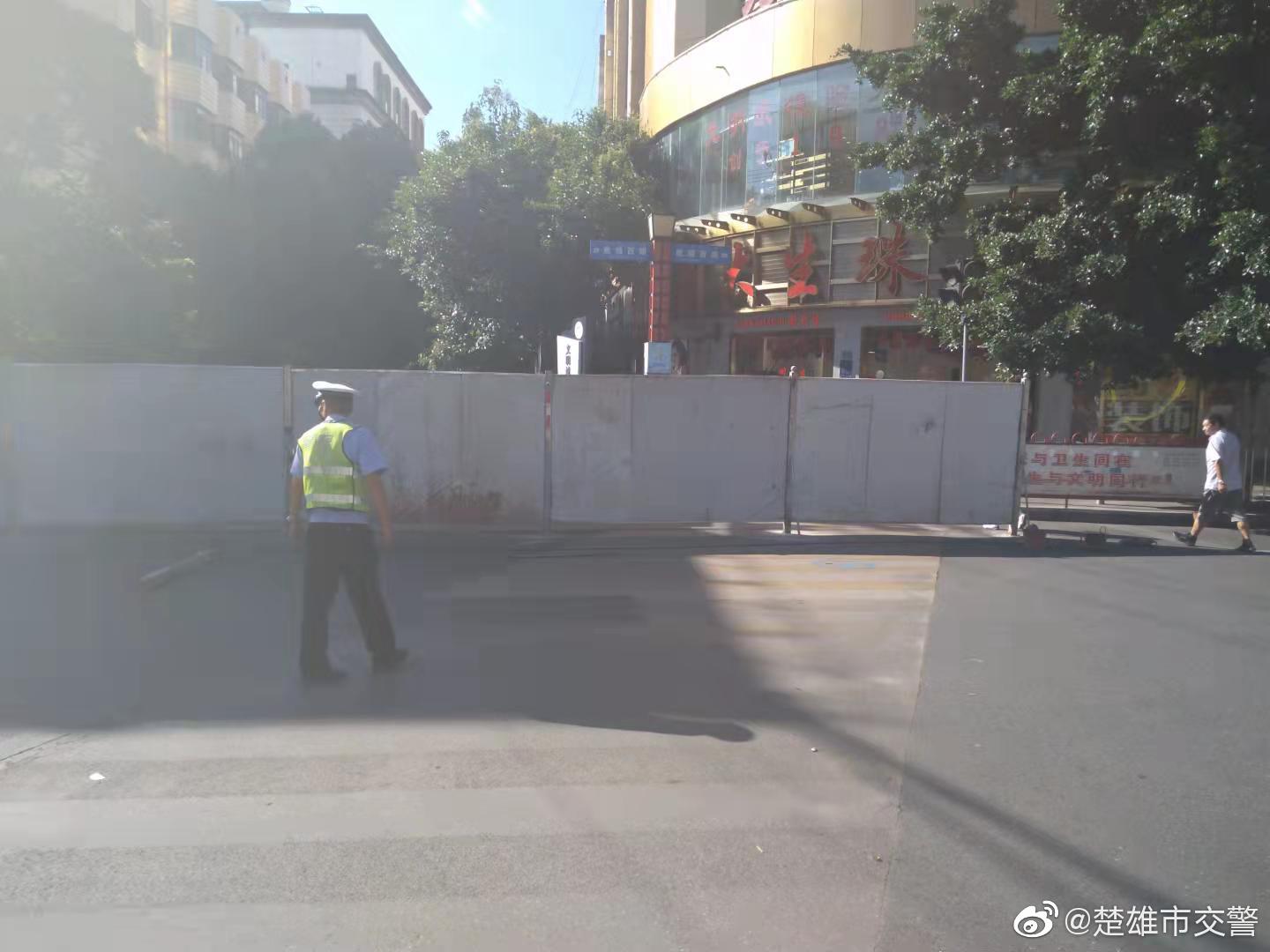鹿城西路府后街路口雨污管网全封闭施工
