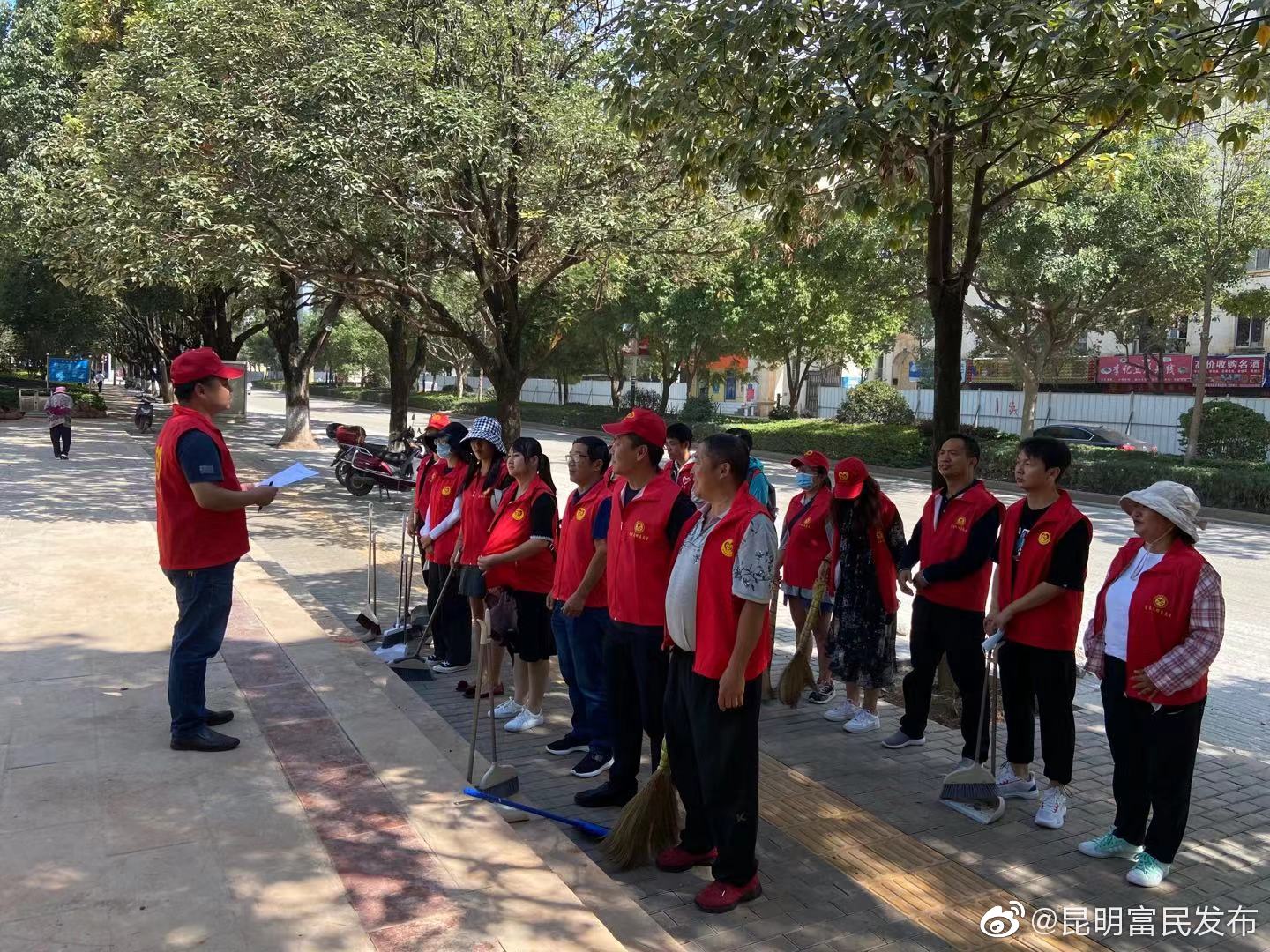 富民县文化和旅游局组织文明志愿者开展爱国卫生大扫除活动