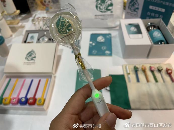 COP15会场的环保文创产品:COP15骨传导有声棒棒糖
