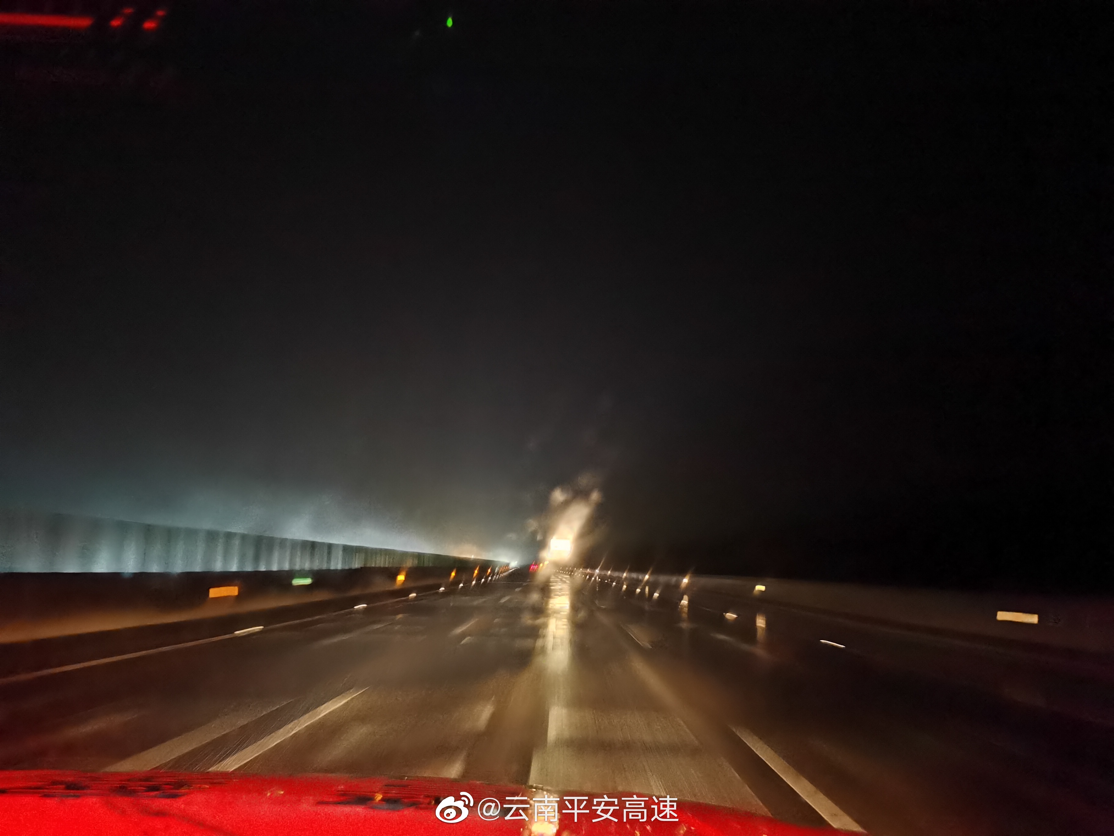 安晋高速、西北绕城高速全线有小雨，乌龟山路段有中雨且伴有团雾，路面湿滑