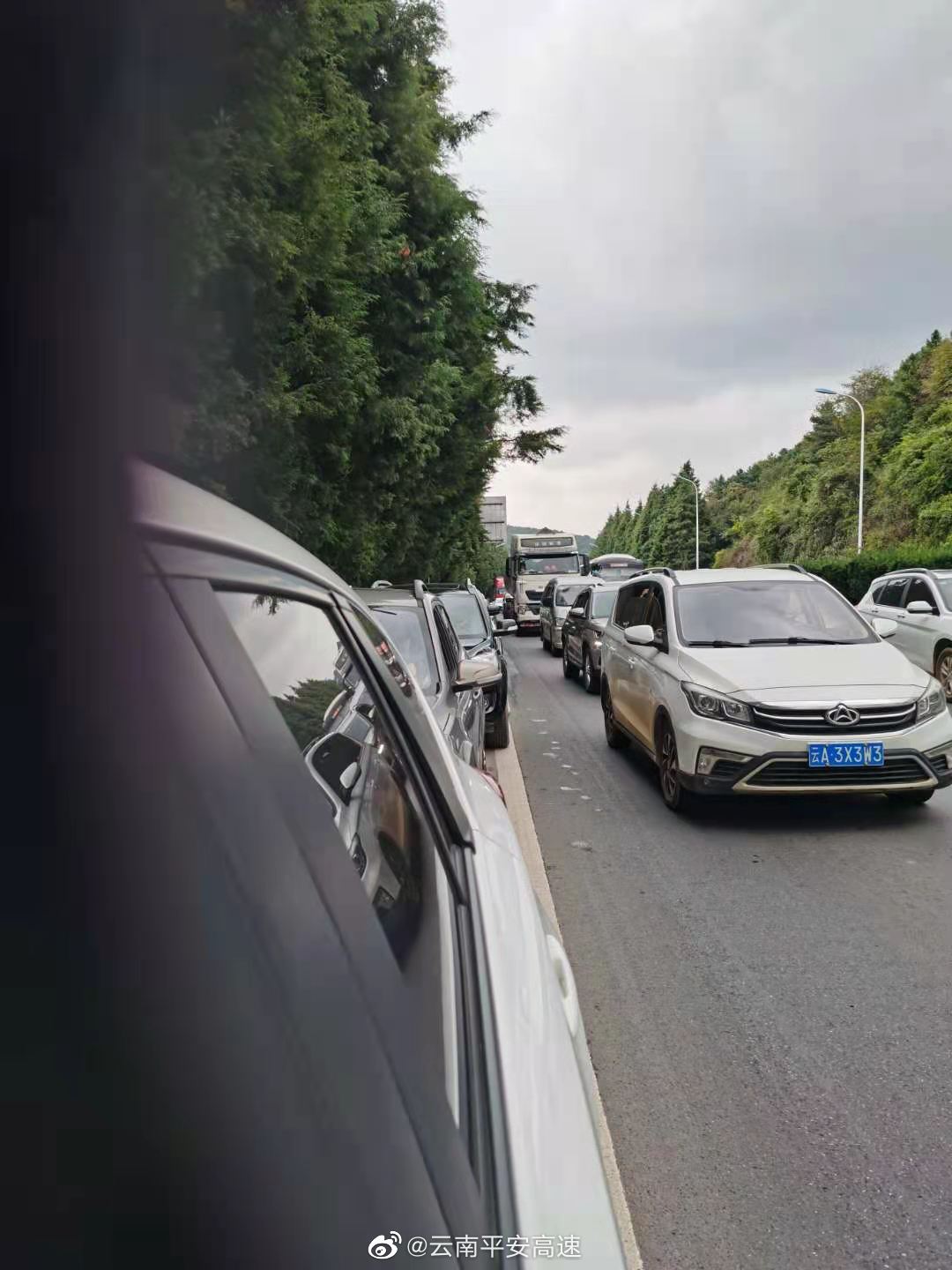 昆曲高速公路昆明北收费站进站口货车通道故障