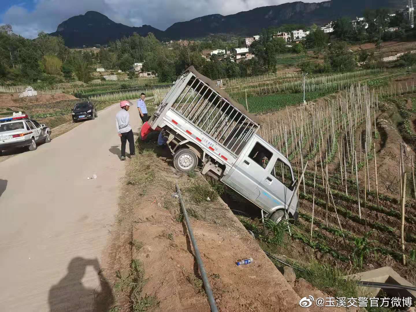 油门当刹车冲下农田 幸好系了安全带