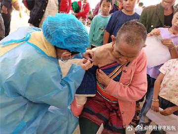 云南勐海一位百岁老人顺利接种新冠疫苗