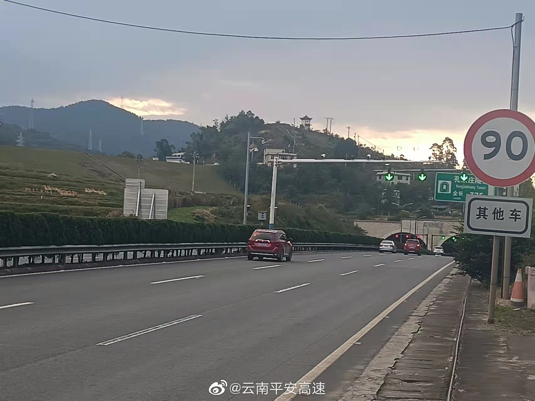 杭瑞高速昆明至楚雄方向细细坡通行最左侧车道