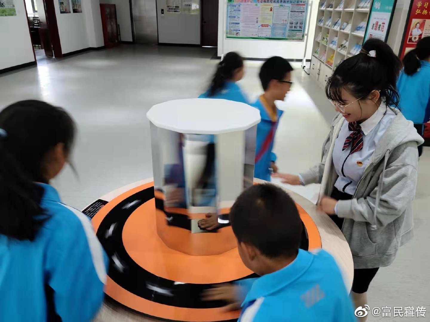 富民县各中小学校踊跃参观科技馆
