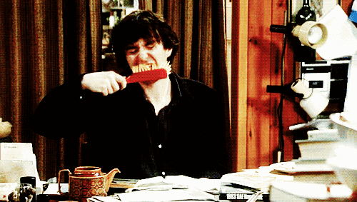 用力刷牙会加速牙齿发黄