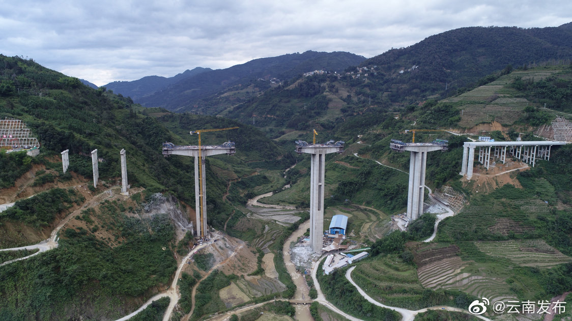 期待早日通车！元绿高速项目七星寨隧道双幅贯通