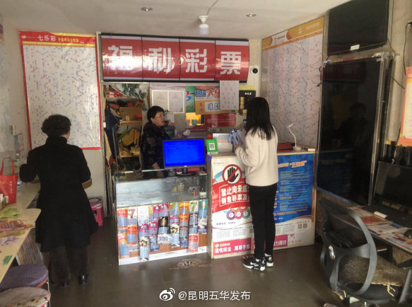 黑林铺街道新域社区对校园周边商铺展开排查
