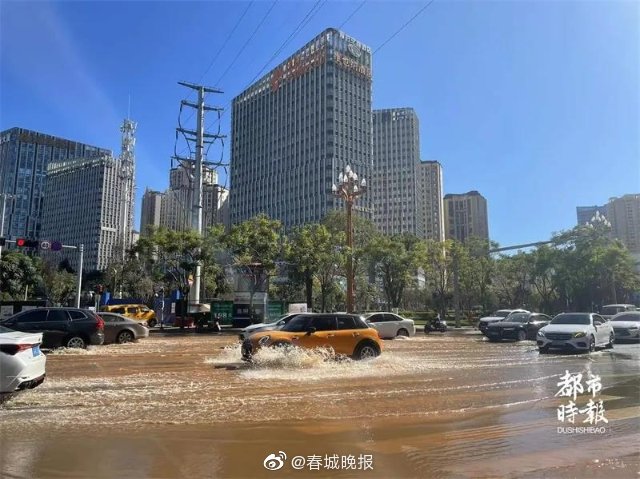 水管断裂!昆明这一路口大面积淹水!多片区供水受影响!修复时间…...