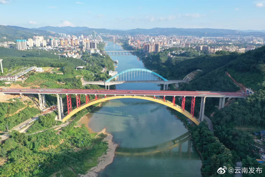 景（洪）（勐）海高速公路正式建成通车