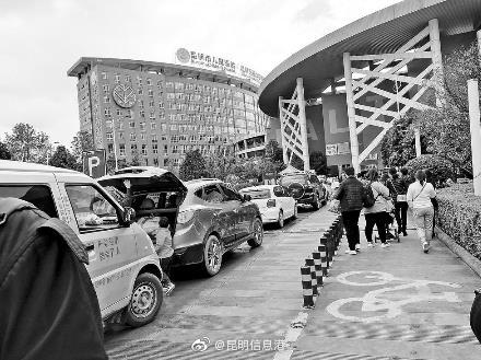 昆明4家医院试点停车收费新标准半年以来 停车费大幅提高 停车难缓解了吗？