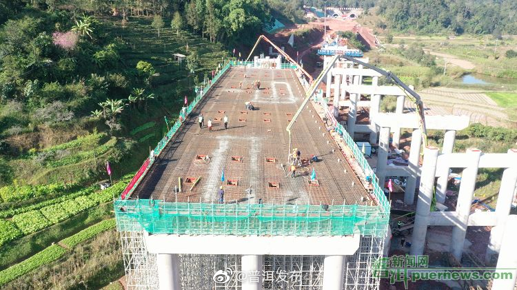 云南勐绿高速江城互通立交主线2号桥第三联现浇梁完成混凝土浇筑